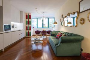 a living room with a green couch and a table at CA' FORTE RESIDENCE in Venice