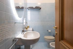 a bathroom with a white sink and a toilet at CA' FORTE RESIDENCE in Venice