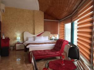 Giường trong phòng chung tại Isra Hotel