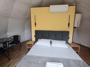 a bedroom with a bed in a tent at Zarati House 