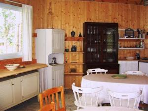 HemseにあるAlva Stugbyのキッチン(テーブル、椅子、冷蔵庫付)