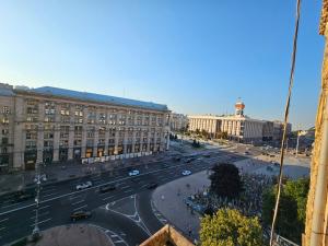 a view of a city street with a large building at Кімната в квартире in Kyiv