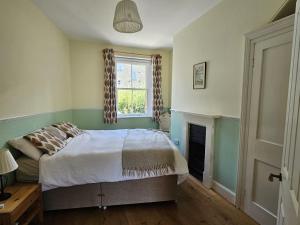 a bedroom with a bed and a window at 10 Grove St - Bath Holiday Suites in Bath