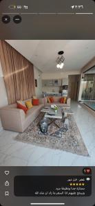 a living room with a couch and a table at شاليهات الورد الفندقية in Ash Shuqayq