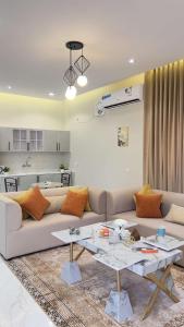 a living room with a couch and a table at شاليهات الورد الفندقية in Ash Shuqayq