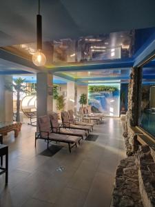 a lobby with a row of chairs and an aquarium at Faraon apartmani Beograd in Belgrade