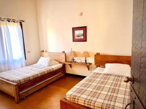 a bedroom with two beds and a window at Fincas Panaca Herreria 23 in Quimbaya
