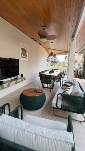 a living room with a table and chairs and a dining room at Casa GERIBÁ in Búzios