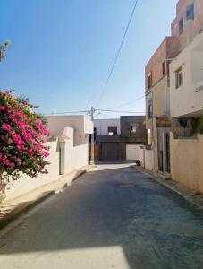 an empty street in an alley with a building at Dar Khuwayra in El Haouaria