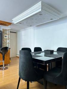 a conference room with a black table and chairs at Luxurious Stay con 3 habitaciones in Bello