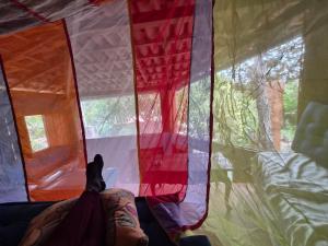 a person sticking their hand out of a tent at JAGATÁ- Nossa comunidade in Igatu