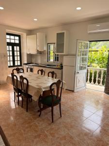 a kitchen with a table and chairs in a room at Casa Misarela in Ruivãis
