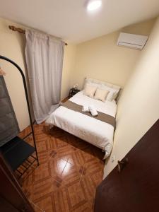 a small bedroom with a bed and a window at Casa Misarela in Ruivãis