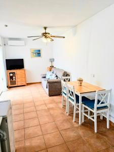 a living room with a table and a couch at El Paraíso del Tesorillo in Almuñécar