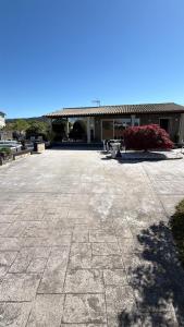 an empty parking lot in front of a building at A casa da charca in Valga