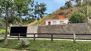 a large concrete wall in front of a house at Casa do Bosque in Paty do Alferes