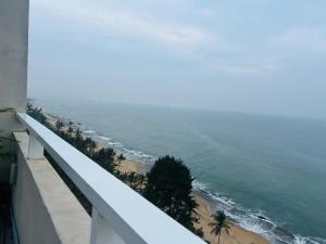 a view of the ocean from a balcony at Apartment Leeza in Uswetakeiyawa