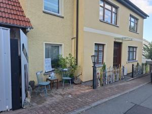a table and chairs sitting outside of a house at Horstis Fewo Apartment Reni in Frankenhain