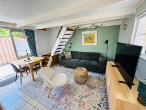 a living room with a couch and a table at Balsemientexel in De Koog