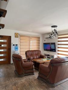 a living room with leather chairs and a table at House Tickon Ostrog in Trubasinj