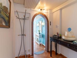 an archway in a room with a sink and a bathroom at Ferienhaus in Tönning in Tönning
