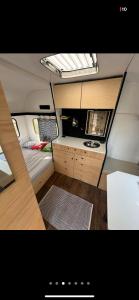 a small room with a bed and a kitchen at Naturunterkunft Leonberg in Leonberg