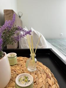 ein Tisch mit einer Glasvase mit Blumen und Essstäbchen in der Unterkunft Diamond house in Khoríon