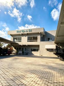 a building with a sign that reads what needs to be said at Hotel Rota do Sul in Juquiá