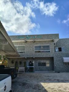 a brick building with a sign that reads held ride us spa at Hotel Rota do Sul in Juquiá