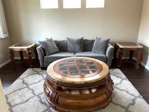 a living room with a couch and a wooden barrel at la paz room 1 in Fresno +3 photos