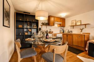 A cozinha ou cozinha compacta de INN JOY Apartments - idyllische Bergsicht