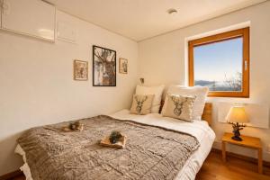 Cama ou camas em um quarto em INN JOY Apartments - idyllische Bergsicht