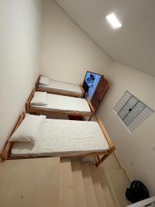 two bunk beds in a room with a ceiling at Hospedaria Santa Inês in Cachoeira Paulista