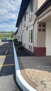parking obok budynku z samochodem w obiekcie Super 8 by Wyndham Ithaca w mieście Ithaca