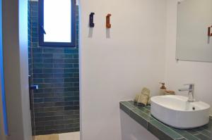 a bathroom with a sink and a shower at Villa Rosa, 4chambres, piscine , Lecci , 8 personnes in Lecci +26 photos