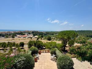 a view of a garden with chairs and plants at La Maison de Marianne in Fleury