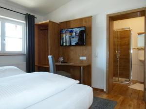 TV a/nebo společenská místnost v ubytování Hotel Fischachstubn