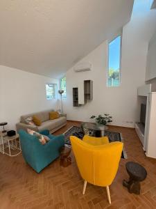 a living room with a couch and chairs at B&B Remì in Gemmano
