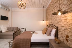 Un dormitorio con una cama y una pared de ladrillo. en Villa Ioanna, en Potos