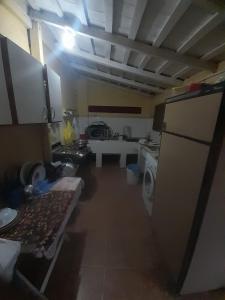 a room with a kitchen with a washing machine at Tata Róga in Asunción
