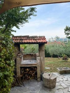 an outdoor oven with a roof on top at Casale Santilli in Agnone