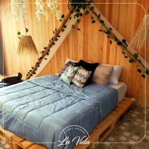 a bedroom with a bed with a wooden wall at La Vida Dahab in Dahab