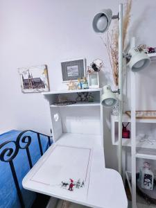a white desk with a table and a shelf at 樽前の雪 in Otaru