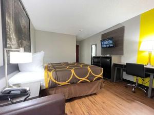 pokój hotelowy z łóżkiem i biurkiem w obiekcie Super 8 by Wyndham Ithaca w mieście Ithaca