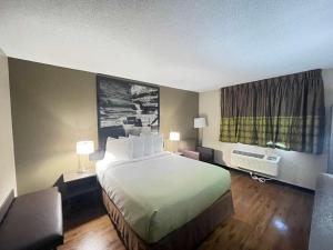 pokój hotelowy z łóżkiem i oknem w obiekcie Super 8 by Wyndham Ithaca w mieście Ithaca +58 zdjęć