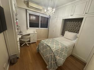 a bedroom with a bed and a desk and a desk at Avenida Las Heraas in Buenos Aires