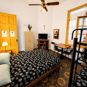 a bedroom with a bed and a television in it at Morada Hostel & Bar in Córdoba