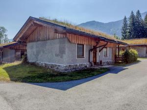 a house with a grass roof on the side of it at Warös 59 in Lake Pressegg