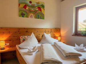 a bedroom with two beds and a painting on the wall at Warös 59 in Lake Pressegg