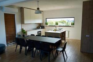 a kitchen and dining room with a table and chairs at Banya Villa Bucuresti sauna jacuzzi piscina spa in Gulia